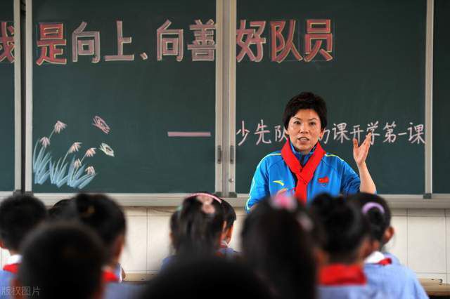 扒开胸罩挠痒痒